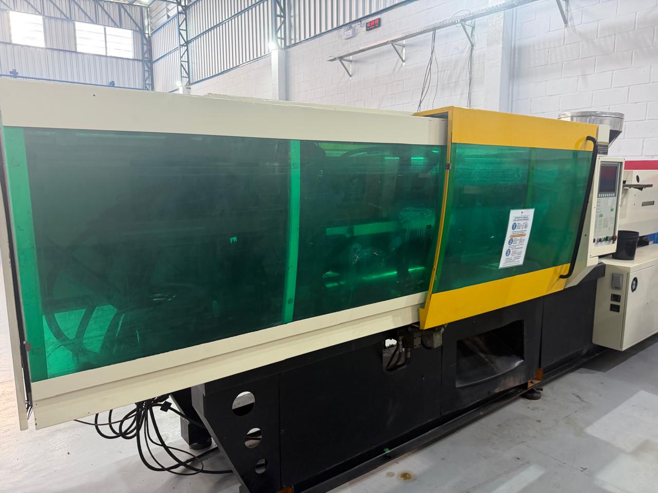 Injetora Sinitron Borchê 200 tons